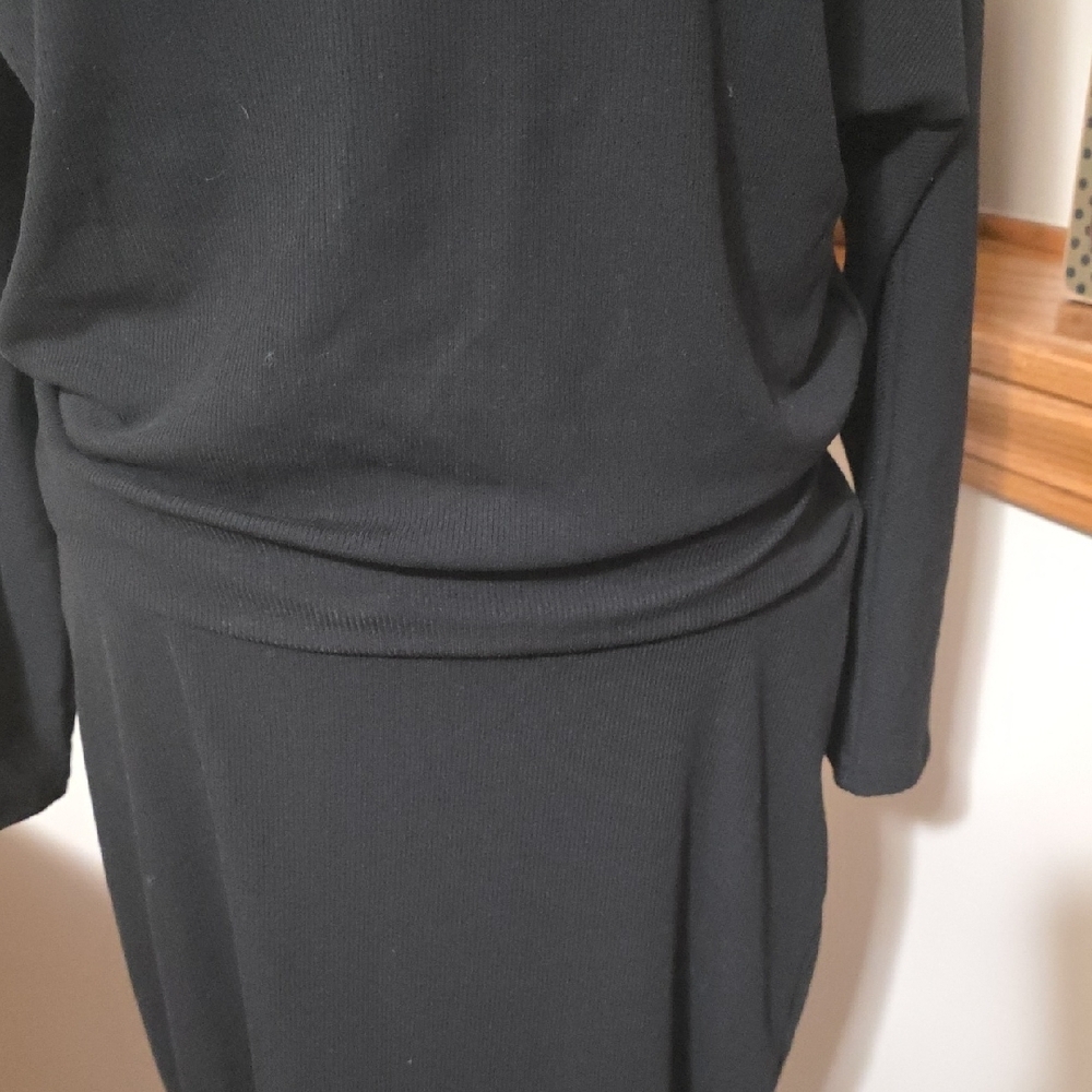 Elegant Black Off-Shoulder Dress - Picture 3 of 8